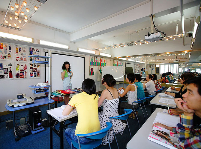 學(xué)員正在認(rèn)真聽(tīng)課學(xué)習(xí)色彩搭配原理